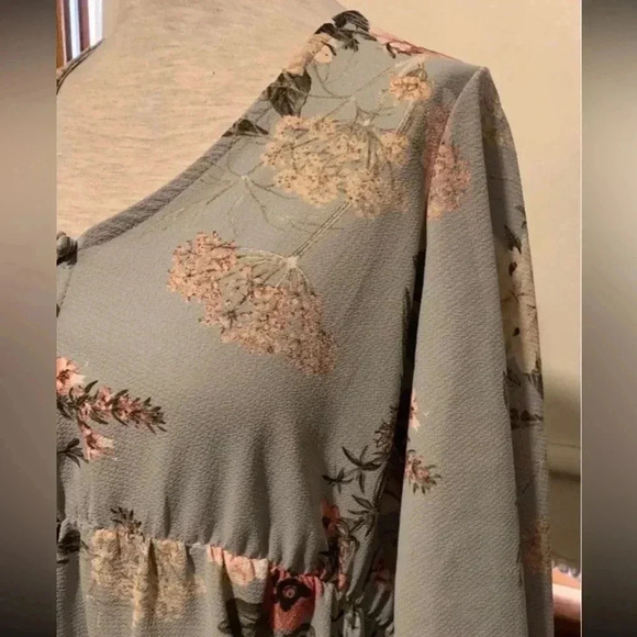 Torrid Gray Floral Bell Sleeve Top 00 - Picture 4 of 5